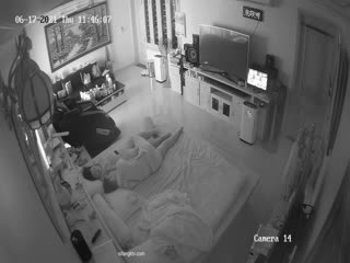 【家庭摄像头】母子日常生活，熊孩子想蹭奶 老娘天天摸儿子肉棒(精选合集)