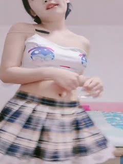 1#齐逼短裙小吊带，颜值可爱诱人，在狼友的指挥下慢慢脱光，洗澡诱惑