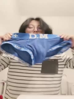 闷骚的良家少妇，全程露脸很有气质，脱光了尿尿给你看_